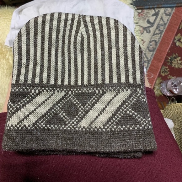 NWT  Burgundy & Gray Pattern Beanie - Picture 2 of 5